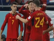 Espanha dá aula e estreia na Copa com goleada hist