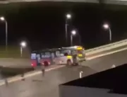 Vídeo: Apoiadores de Bolsonaro tentam jogar ônibus
