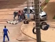 Vídeo. Homem é arrancado de carro e tem veículo le