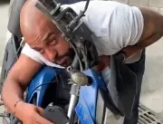 INUSITADO: Homem se prende em moto para evitar que