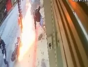 Moto pega fogo após quase atropelar pedestre e bat
