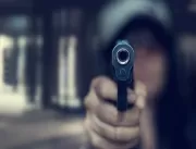 [VÍDEO] Após ler mensagem em celular, mulher atira