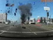 [VÍDEO] Destroços de míssil quase atingem carro em