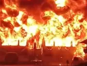 [VÍDEO] Ônibus de transporte coletivo é incendiado