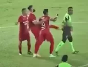 [VÍDEO] Jogador é banido do futebol após agredir e