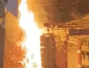Veja o exato momento em que palco pega fogo durant