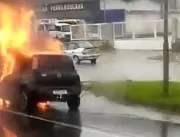 VÍDEO: Carro pega fogo e deixa trânsito lento na B