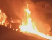 [VÍDEOS] Ônibus é incendiado durante confronto ent