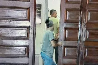 [VÍDEO] Robinho é preso pela PF em Santos para cumprir pena por estupro