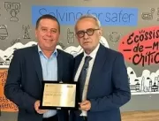 Cícero Lucena recebe prêmio da Motorola Solutions 