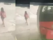 BRUTAL: Mulher morre esmagada por ônibus em calçad