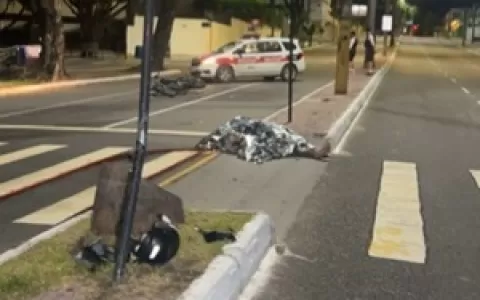 IMAGEM FORTE: Motociclista morre após bater violen