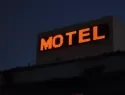 Treta no motel: Corretor e flanelinha usaram cinta