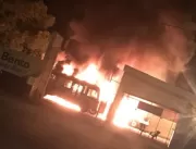 VÍDEO - Na Paraíba, Incêndio destrói frota de ônib