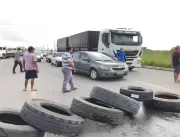 Na Paraíba, Caminhoneiros bloqueiam rodovia em pro