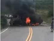Bandidos interceptam e explodem carro-forte em mei
