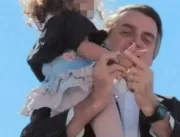 Vídeo mostra Bolsonaro ensinando gesto de arma com
