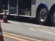 Passageiro morre esmagado ao tentar consertar pneu