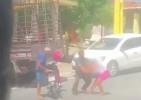 VÍDEO FORTE: Mulher é violentamente espancada pelo marido durante briga no meio da rua, na PB