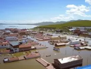 Enchentes na China cobrem vilas, bloqueiam estrada