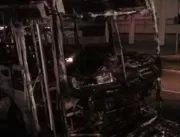 Ônibus pega fogo na Avenida Dorival Caymmi após pa