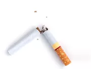 Estudo alerta que fumar perto de filhos aumenta ch
