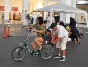 Voluntários ensinam crianças e adultos a pedalar n