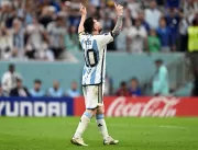 Messi celebra vaga, mas lamenta sofrimento em triu