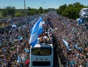 Multidão nas ruas trava a caravana da glória dos t