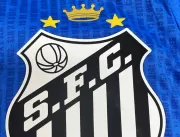 Pelé é homenageado em novo escudo do Santos