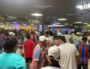 Torcida do Bahia protesta no Aeroporto após golead