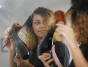 Mulheres negras voltam a alisar cabelos após críti