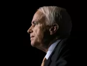 Como foi o brutal cativeiro de John McCain no Viet