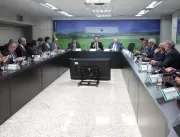 Ministro Fávaro recebe representantes de entidades