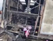 Ônibus pega fogo após bater contra ponte e deixa 2