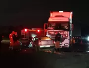 Acidente entre carro e caminhão em Curitiba deixa 