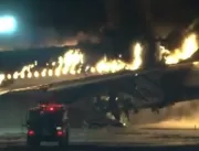Avião pega fogo com mais de 300 passageiros
