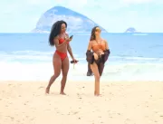 Giovanna Lancellotti e Patrícia Ramos curtem praia