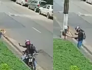 Mulher que passeava com pet é cercada por motocicl
