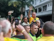 Bolsonaro reúne milhares na Paulista, nega trama g