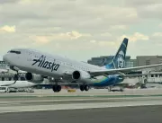 Boeing 737 da Alaska Airlines pousa com porta de c