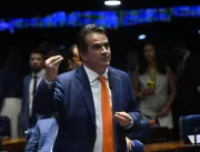 Ex-chefe da FAB e ministro de Bolsonaro discutem a