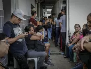 Tendas da dengue em São Paulo têm aglomeração e lo