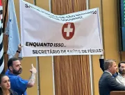 Vereadores de São Bernardo estendem faixa no plená