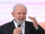 Lula vai ao interior da Bahia e cobra prefeito aus