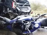 Tema sobre acidentes de motos, resultando em fratu