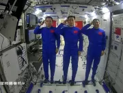 Astronautas realizam primeira caminhada espacial e