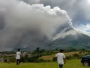 Vulcão Sinabung da Indonésia entra em erupção