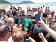 Bolsonaro causa aglomeração ao abraçar apoiadores 