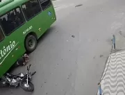 Motociclista é salvo por capacete após cair embaix